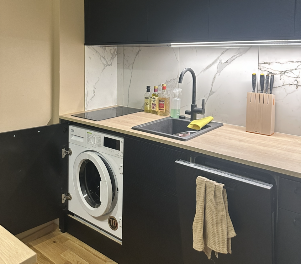 Keittiö on esimerkki kohteesta, jonka sähköasennuksiin tarvitaan sähkömiestä.